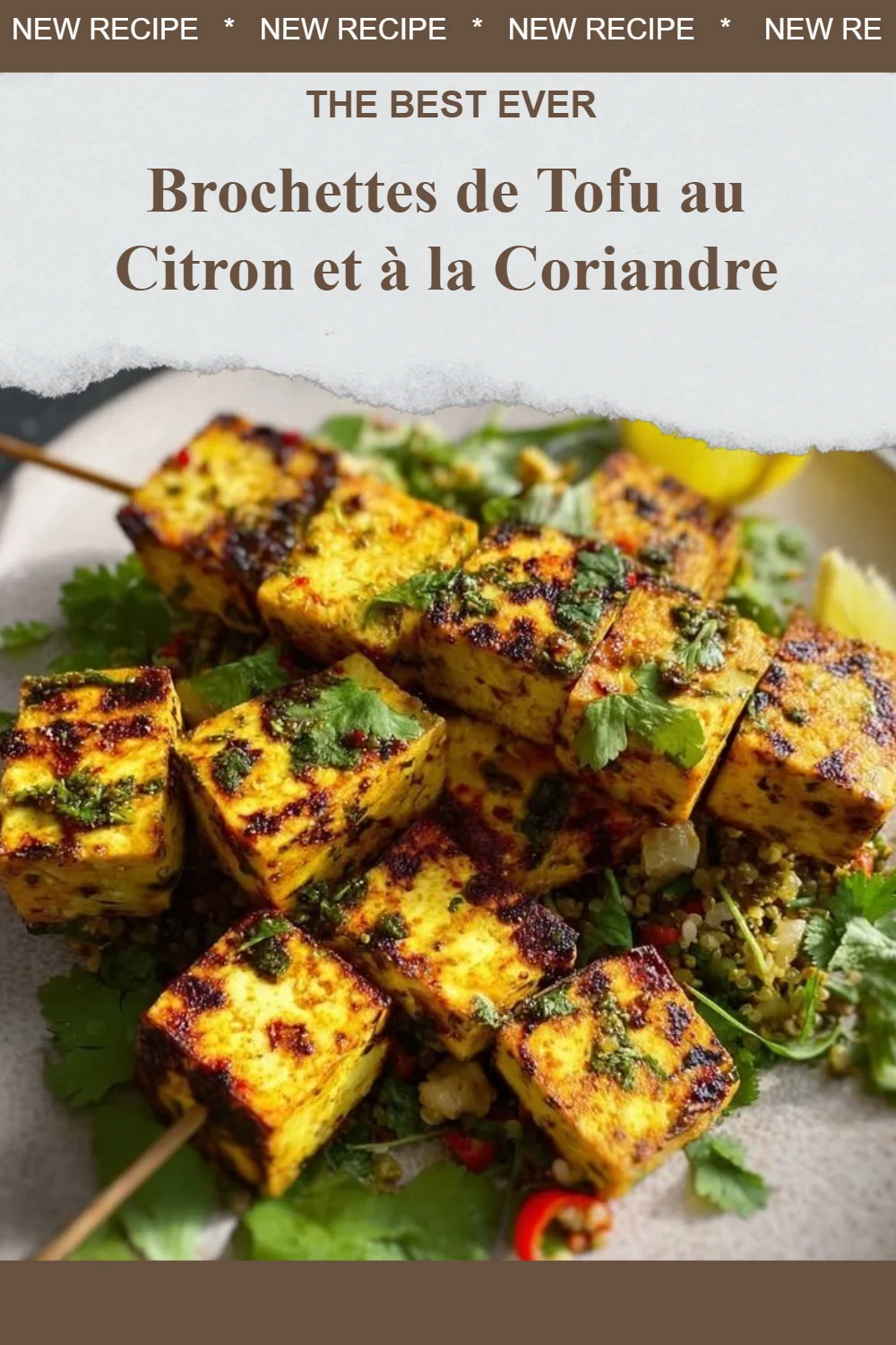 Brochettes de tofu marinées au citron et à la coriandre prêtes à être servies