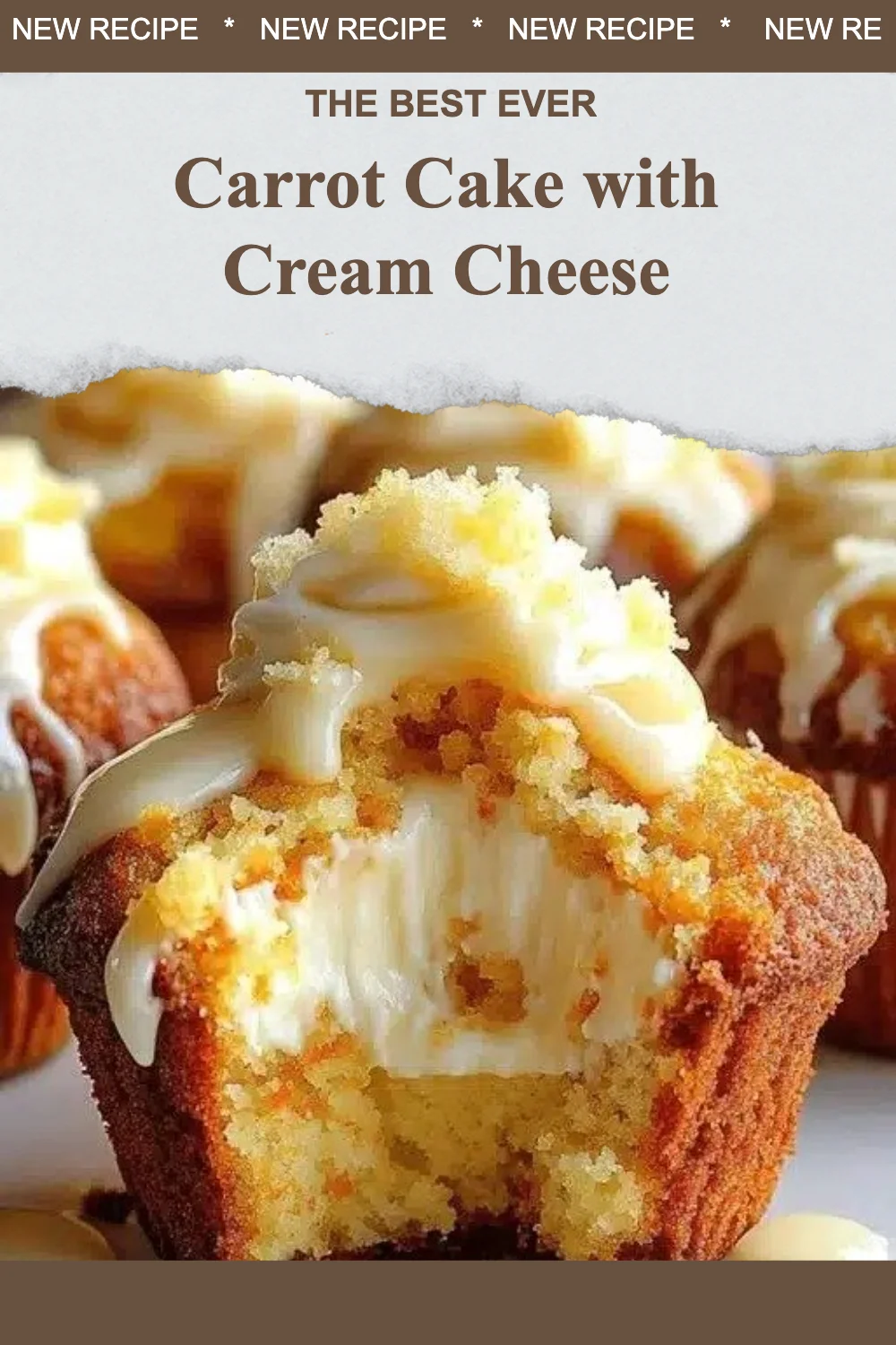 Gâteau aux carottes avec glaçage au fromage à la crème sur une assiette.