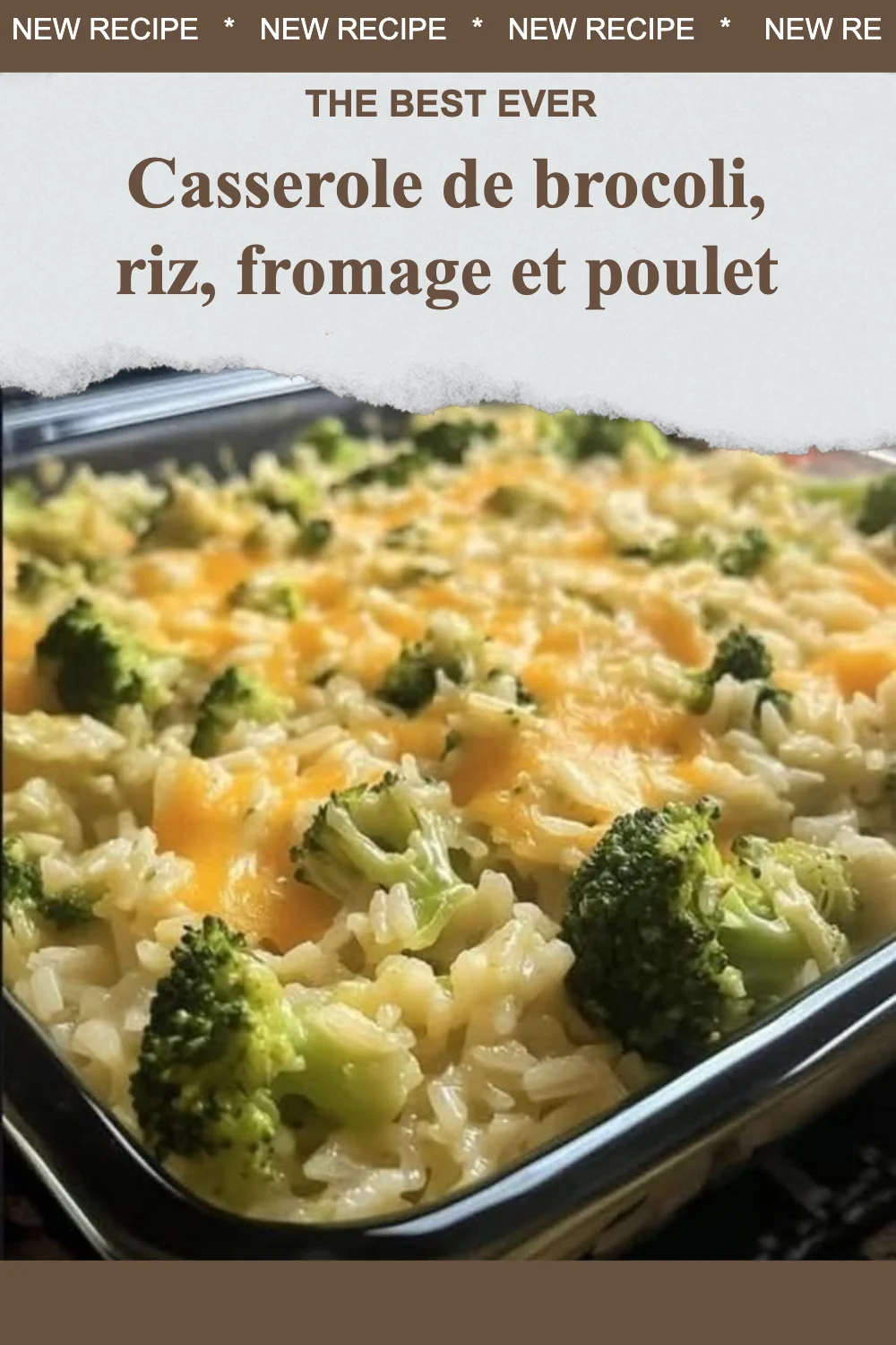 Casserole de brocoli avec riz, fromage et poulet dans un plat allant au four.