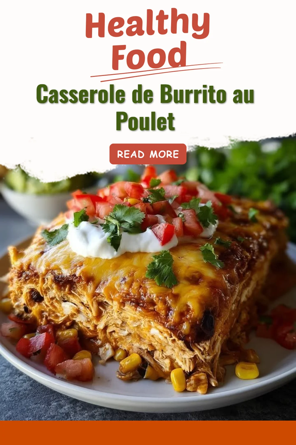 Casserole de Burrito au Poulet garnie de fromage et légumes frais