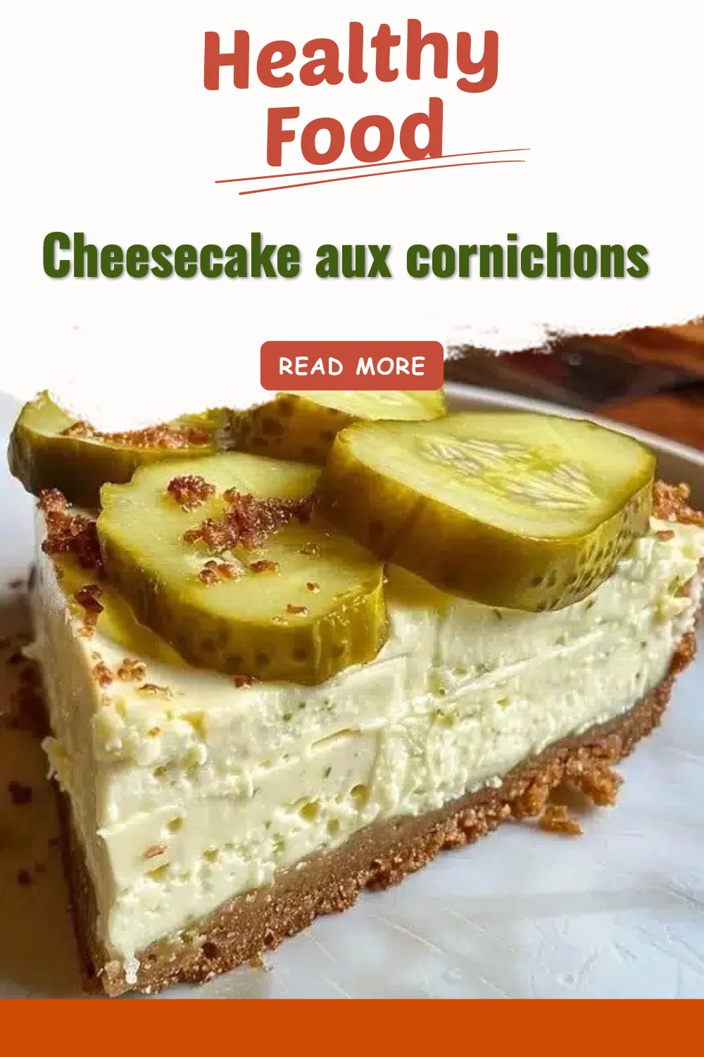 Cheesecake aux cornichons garni de cornichons et décoré sur assiette