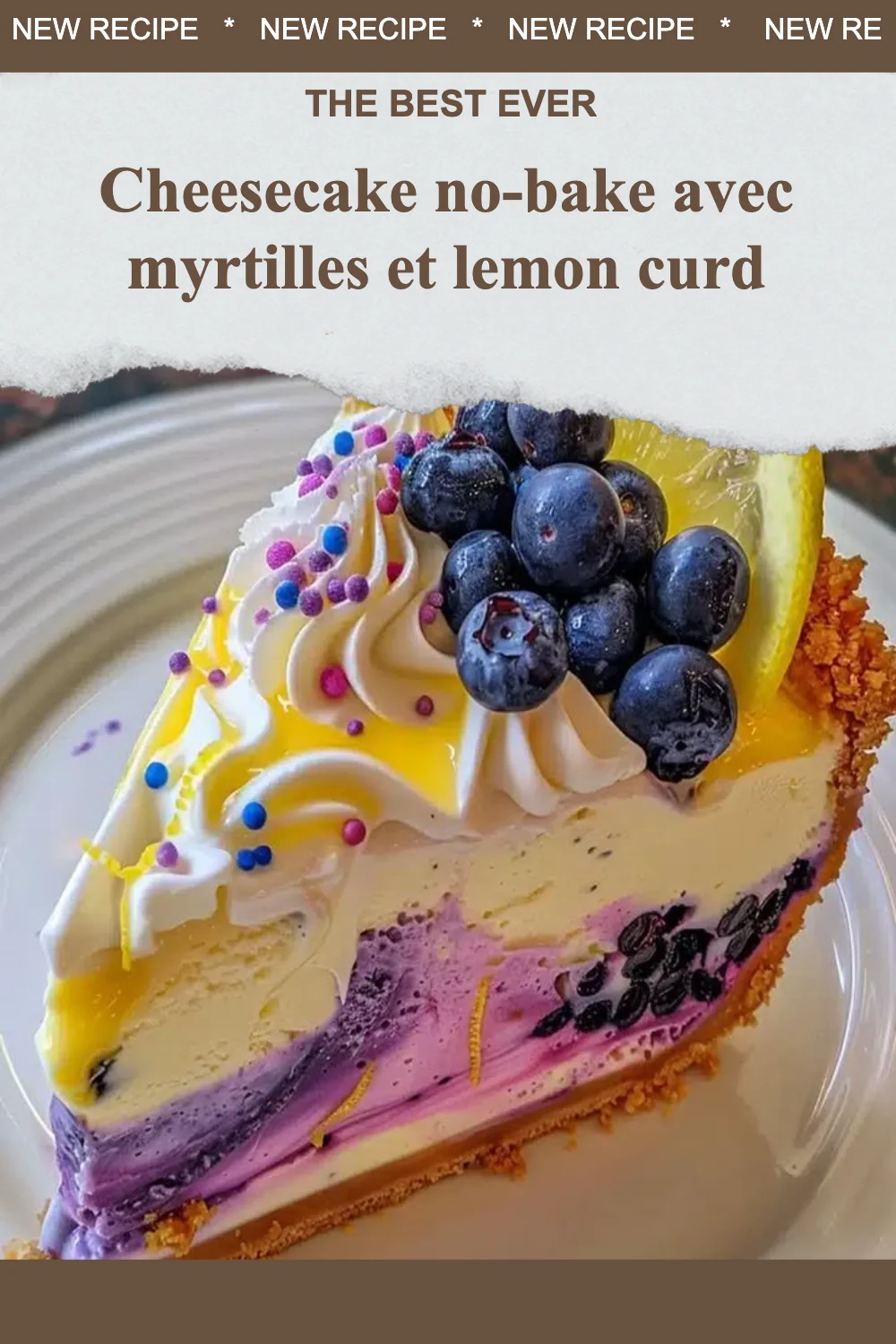 Cheesecake no-bake aux myrtilles et lemon curd sur une assiette