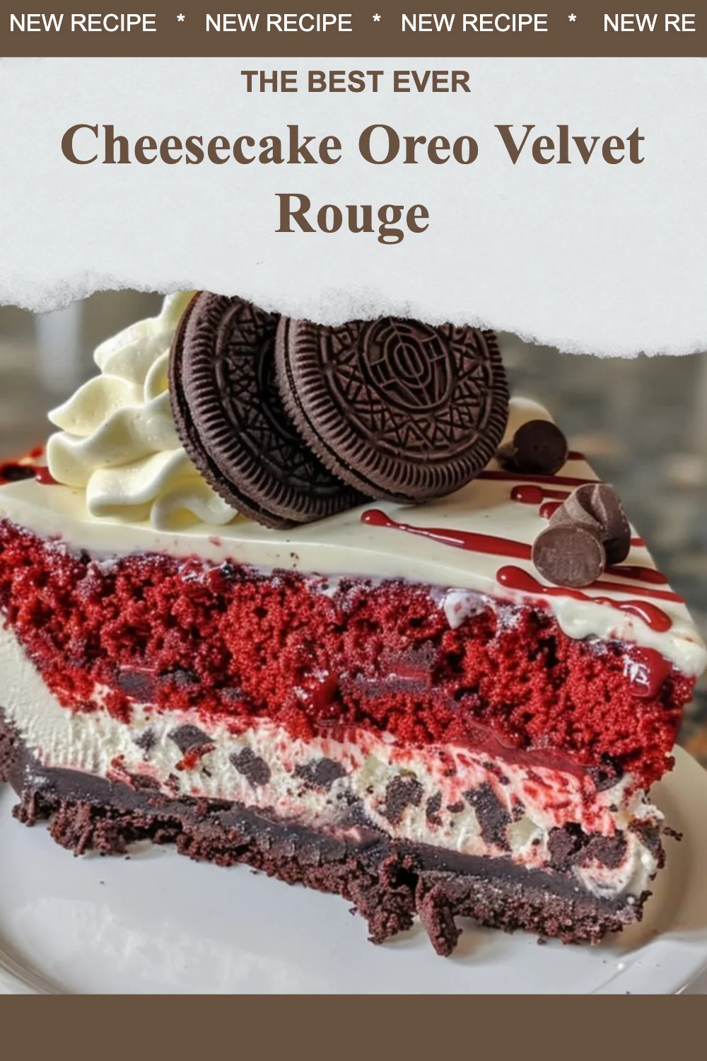 Cheesecake Oreo Velvet Rouge, un dessert crémeux au chocolat et aux Oreo.