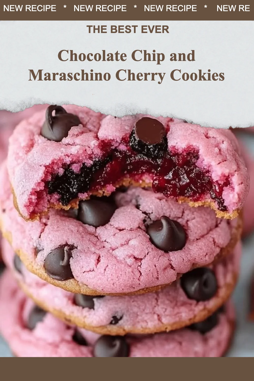 Cookies aux pépites de chocolat et cerises Maraschino sur une assiette