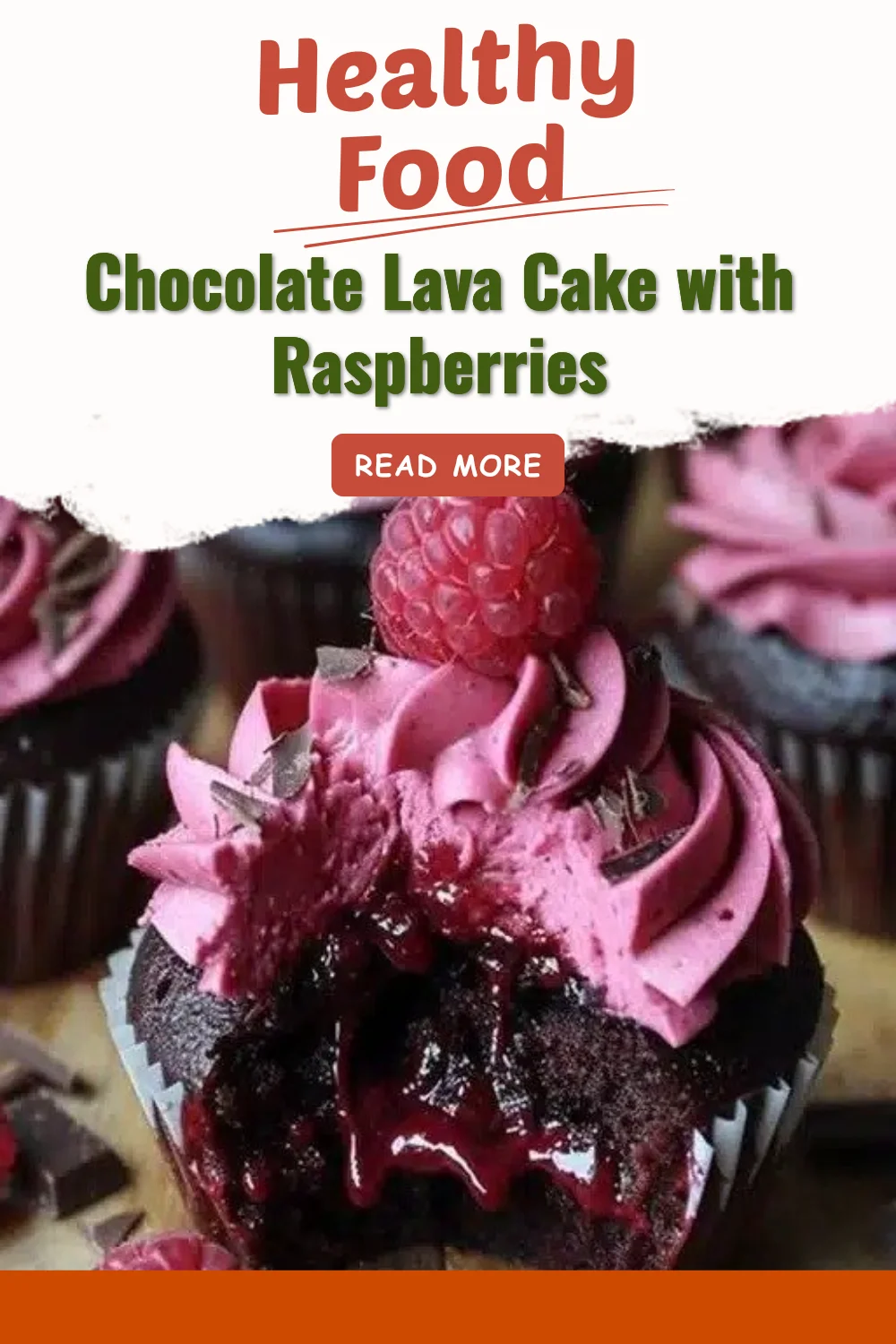 Gâteau lava au chocolat avec framboises, dessert fondant et délicieux