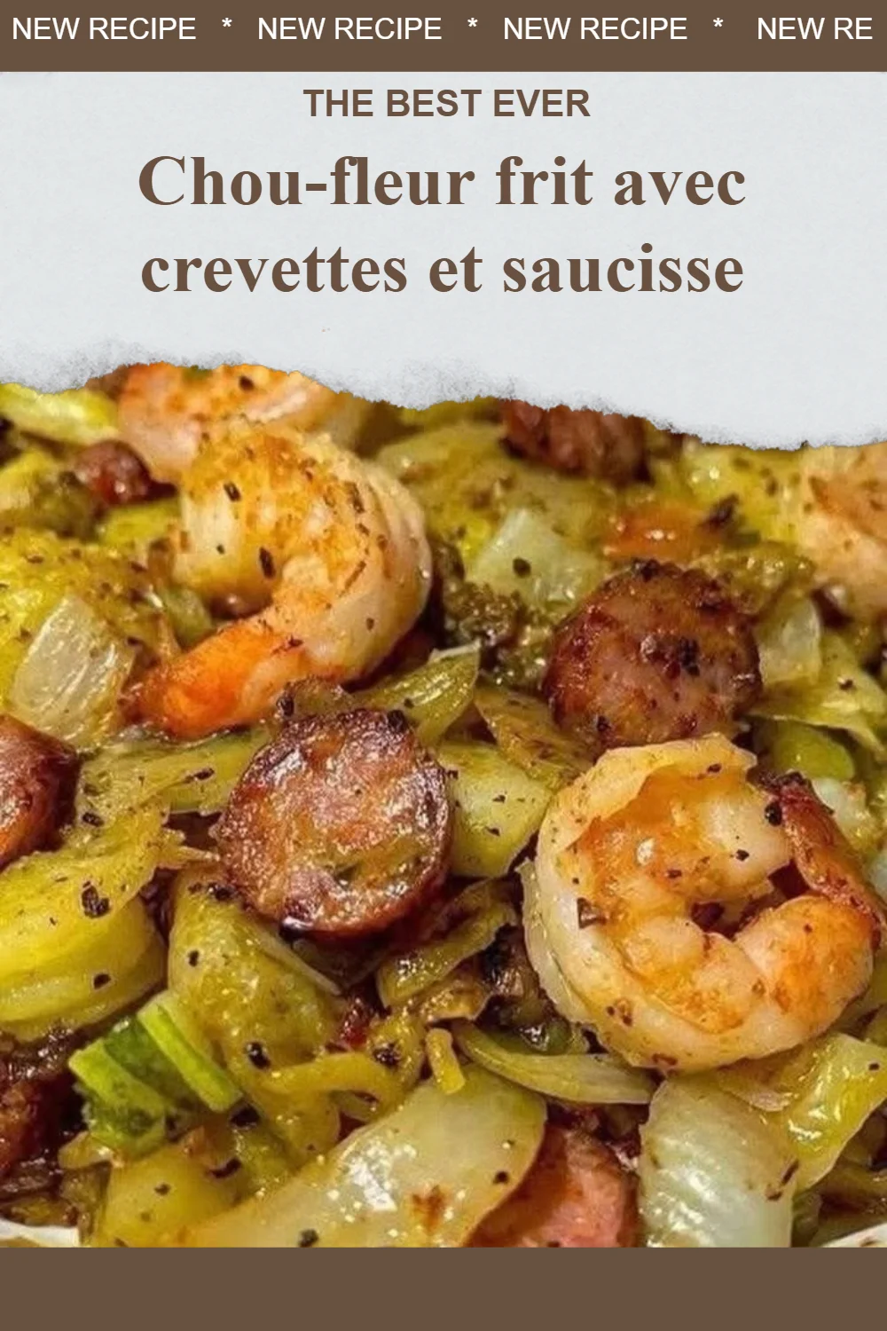 Chou-fleur frit avec crevettes et saucisse, plat savoureux et coloré.