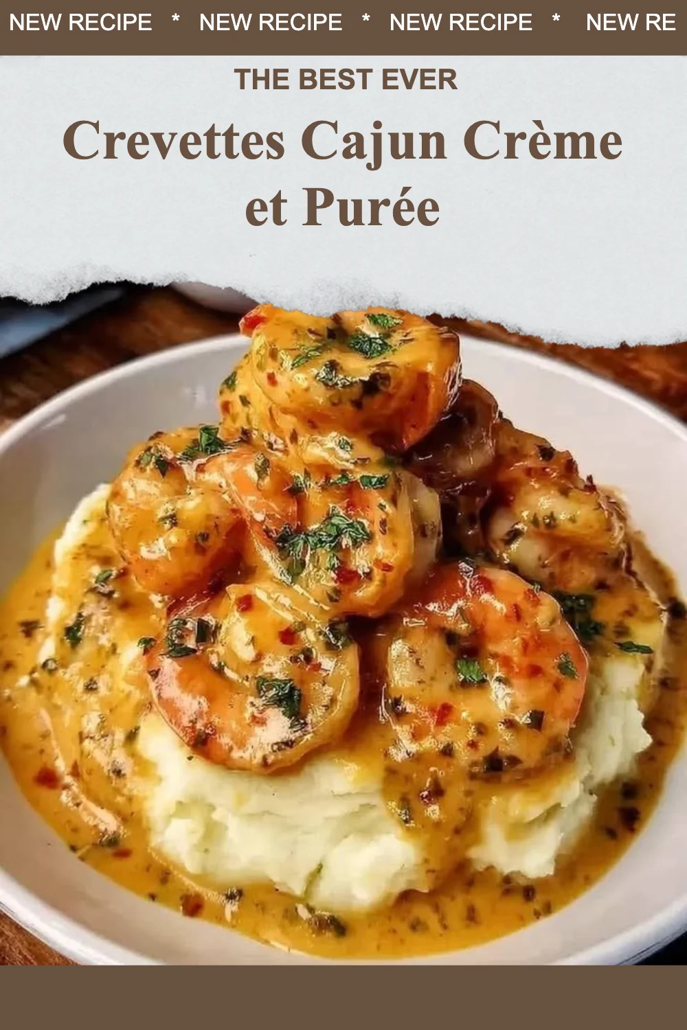 Plat savoureux de crevettes Cajun avec crème et purée, recette épicée et gourmande.
