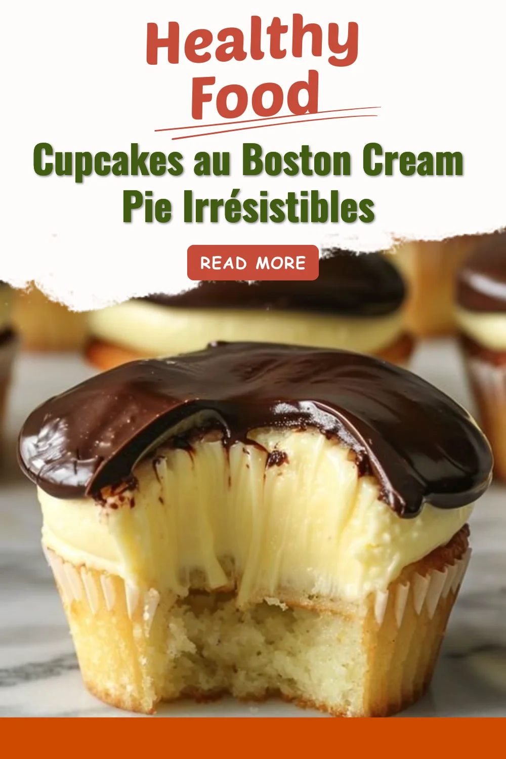 Cupcakes au Boston Cream Pie avec crème et chocolat garnissant un gâteau moelleux.
