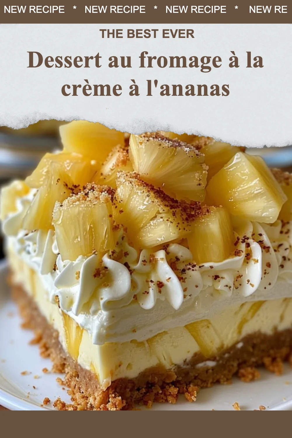 Dessert au fromage à la crème avec ananas frais sur un plat élégant