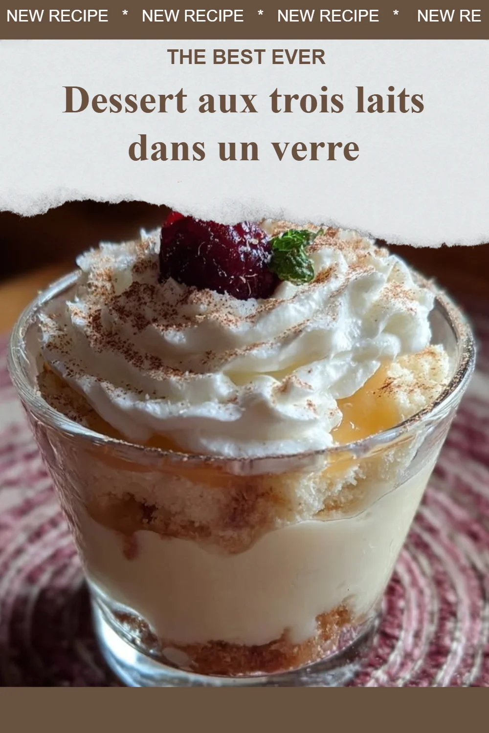 Dessert aux trois laits dans un verre, un délice crémeux et savoureux.