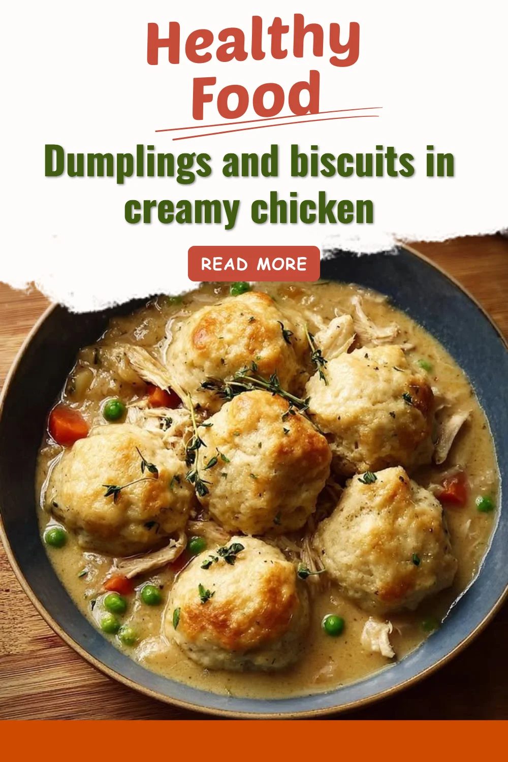 Dumplings et biscuits crémeux au poulet prêts à être dégustés