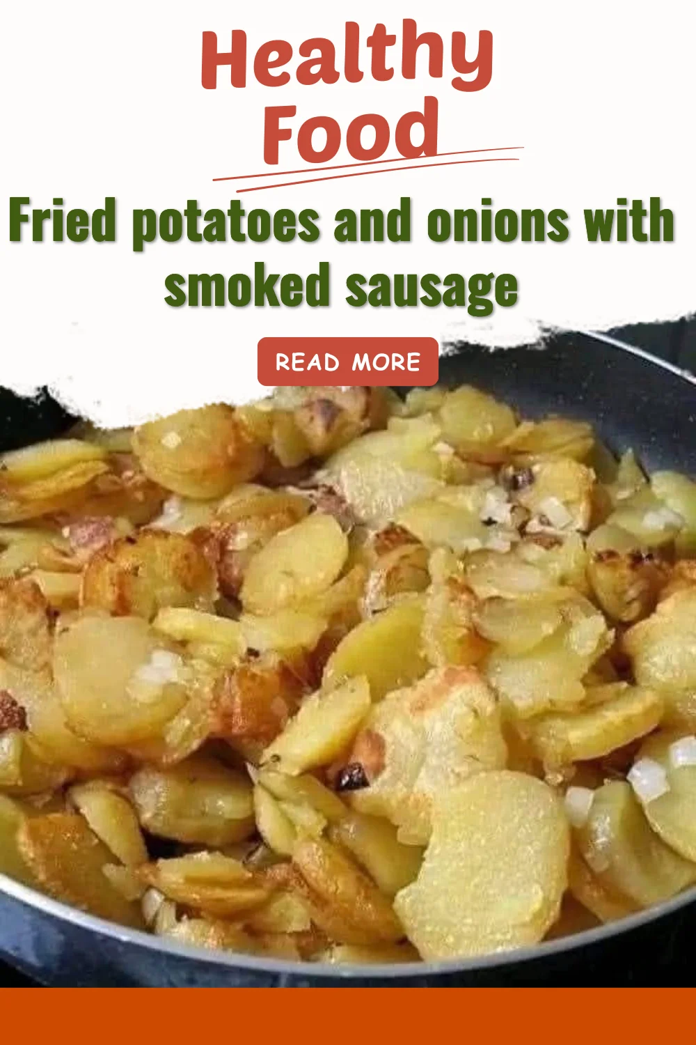 Pommes de terre frites avec oignons et saucisse fumée