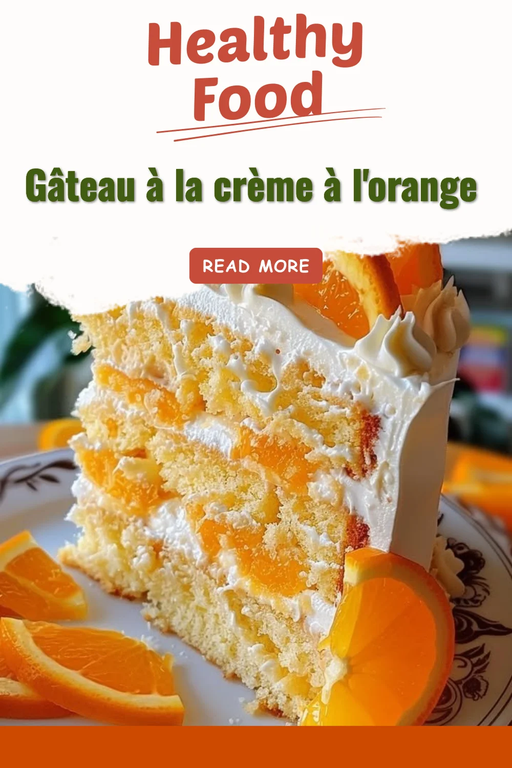 Gâteau à la crème à l'orange décoré sur une assiette blanche.