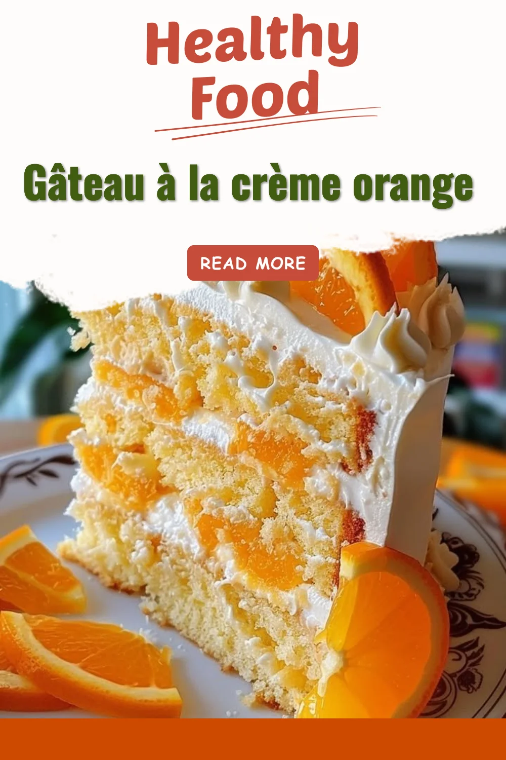 Gâteau à la crème orange décoré avec des tranches d'orange et de la crème.