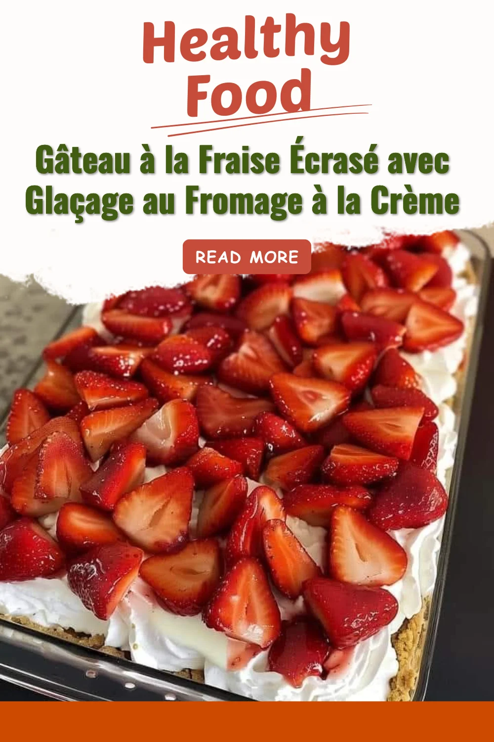Gâteau à la fraise écrasé avec glaçage au fromage à la crème, décoré de fraises fraîches