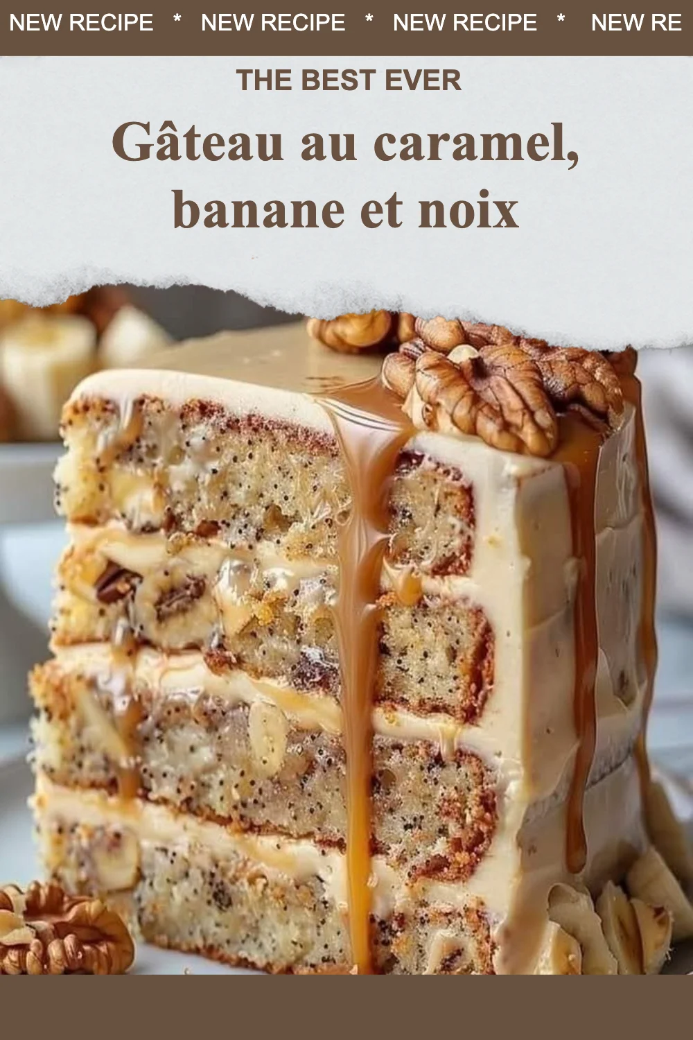 Gâteau au caramel, banane et noix, délicieux dessert fait maison.