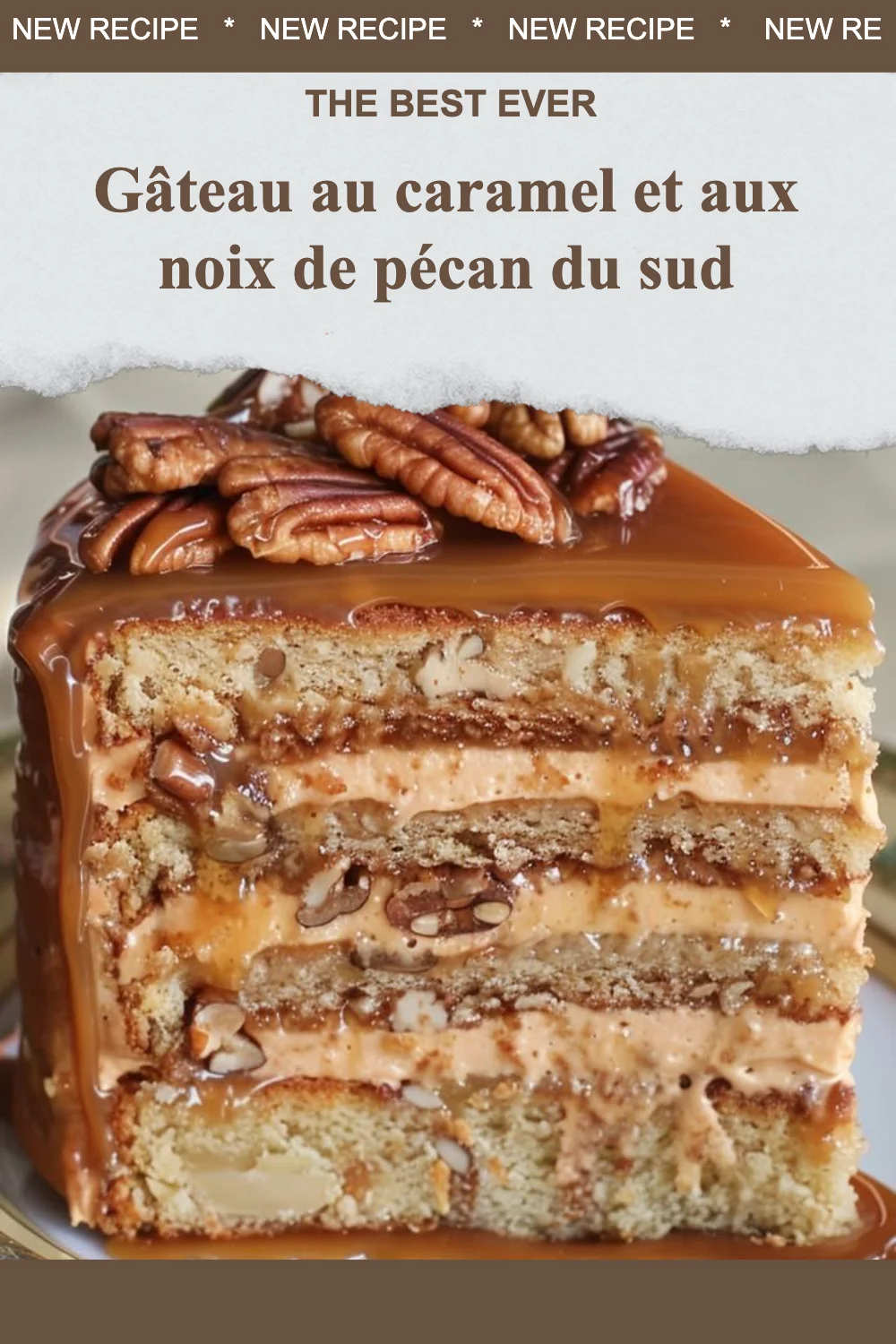 Gâteau au caramel riche avec des noix de pécan du sud sur un fond noir