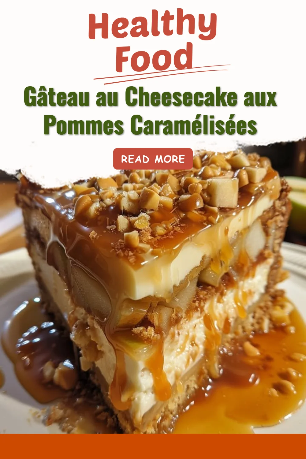 Gâteau au Cheesecake aux Pommes Caramélisées servi avec un coulis de caramel