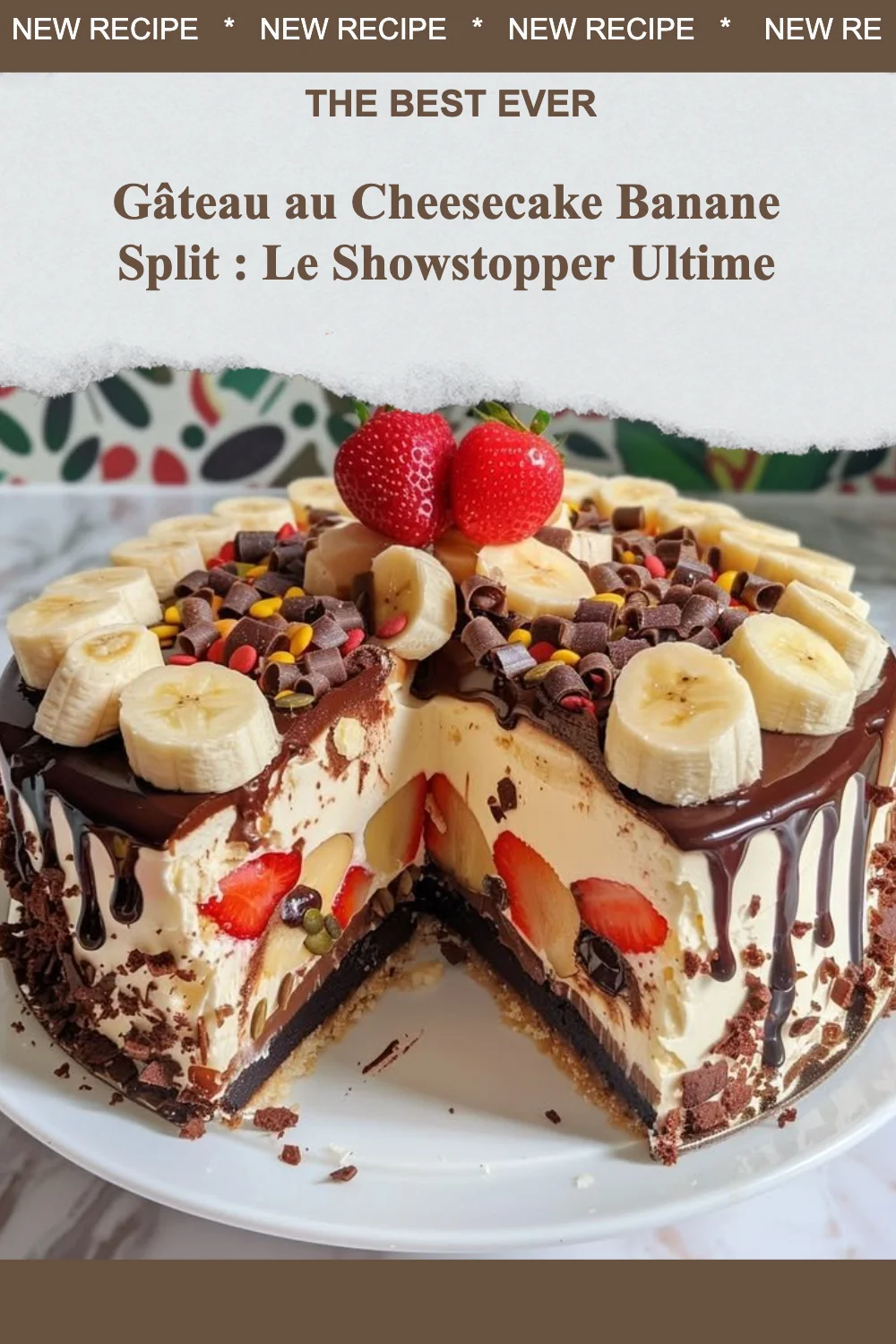 Gâteau au Cheesecake Banane Split, un dessert délicieux et spectaculaire.