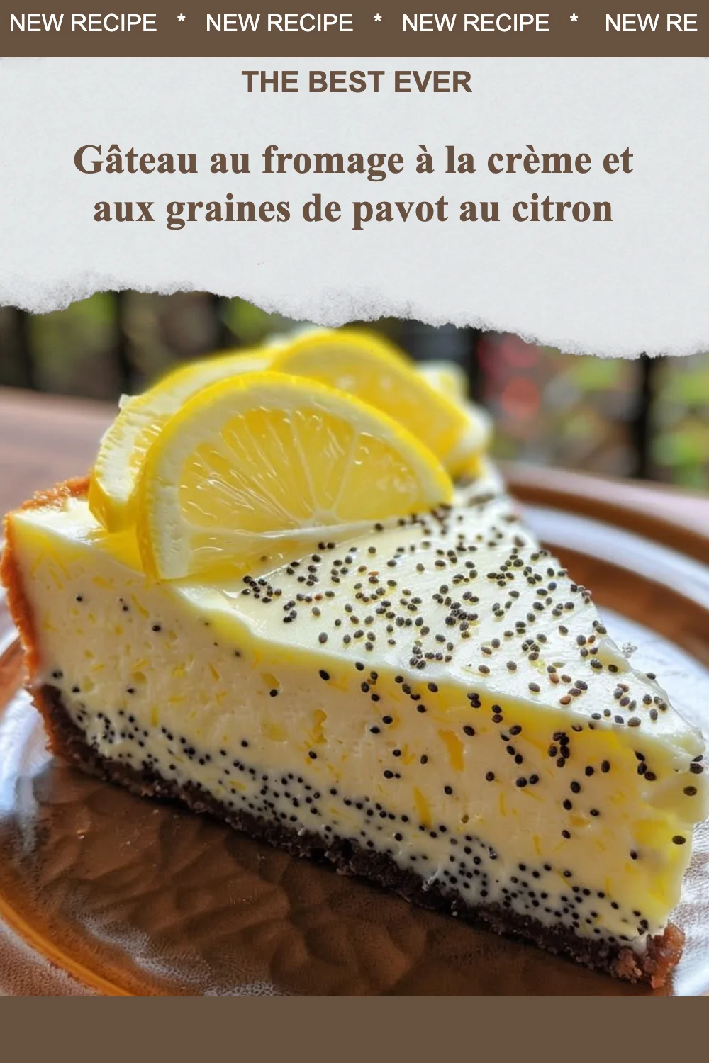 Gâteau au fromage à la crème et graines de pavot au citron sur assiette