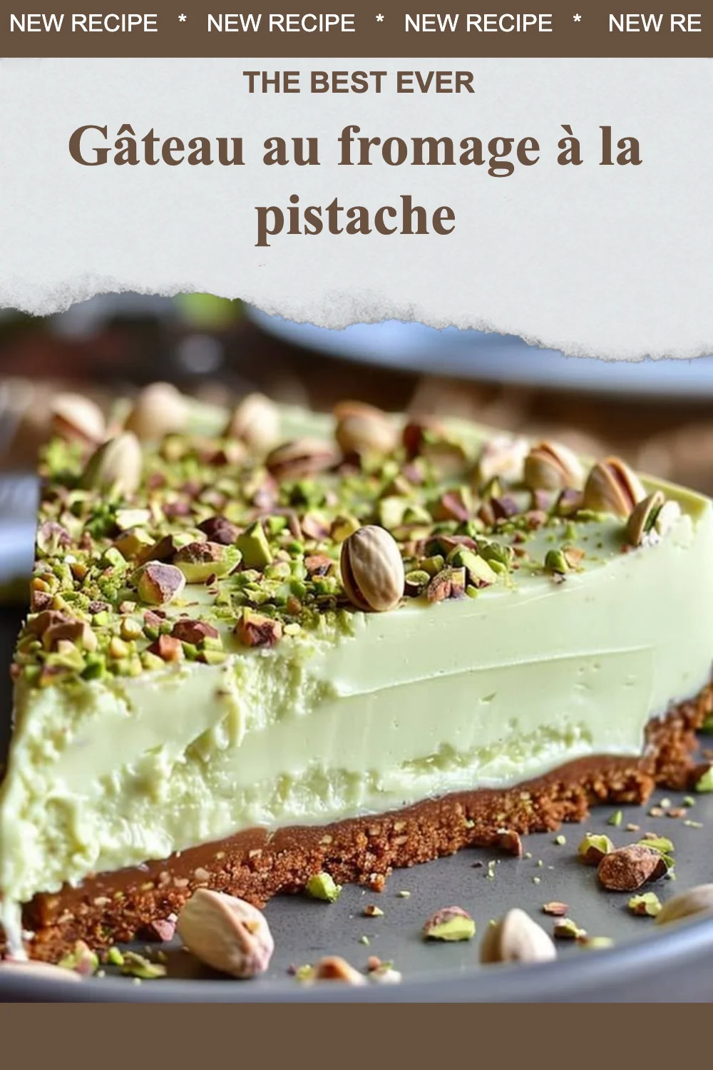 Gâteau au fromage à la pistache présenté avec des garnitures appétissantes.