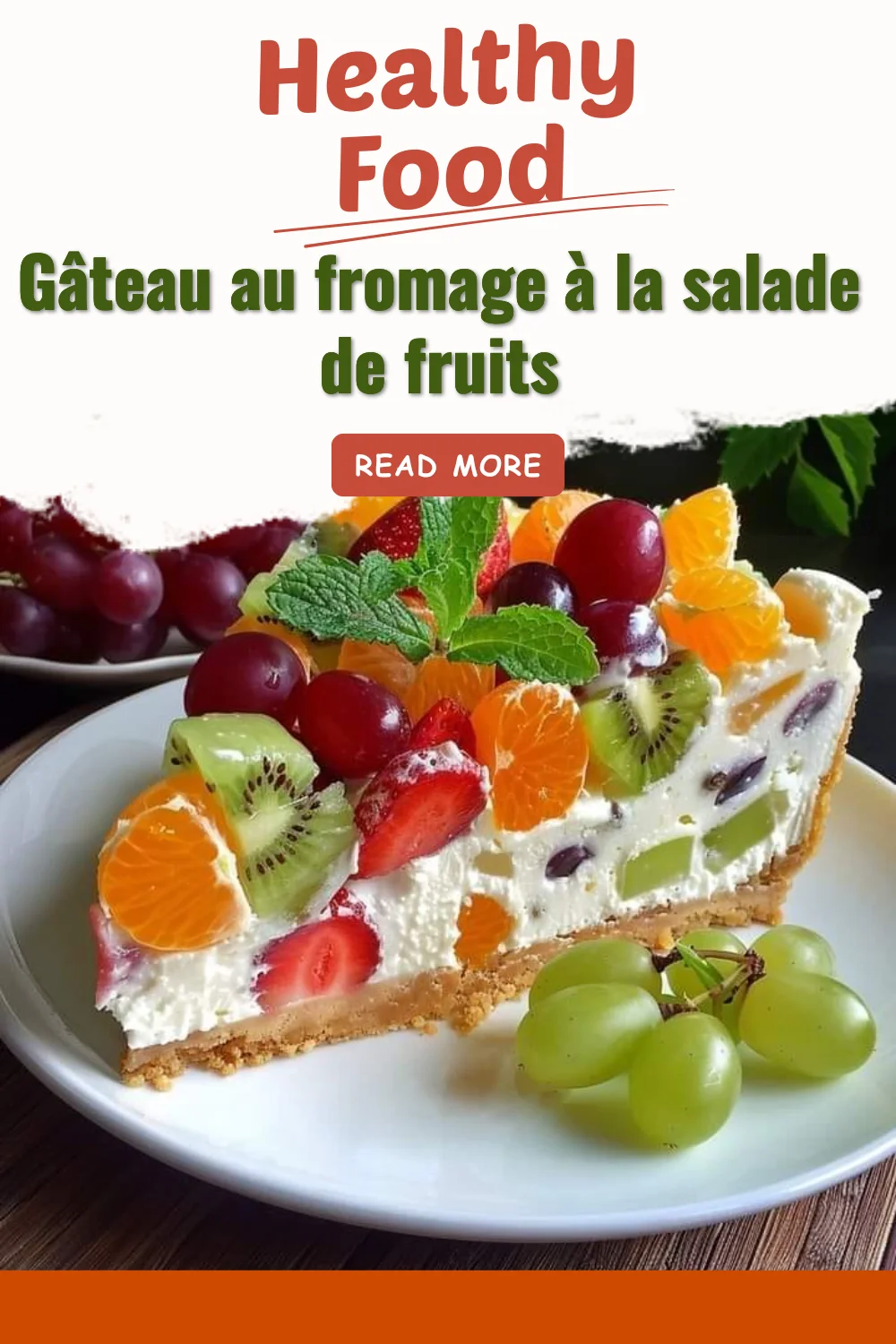 Gâteau au fromage à la salade de fruits, un dessert crémeux et fruité.