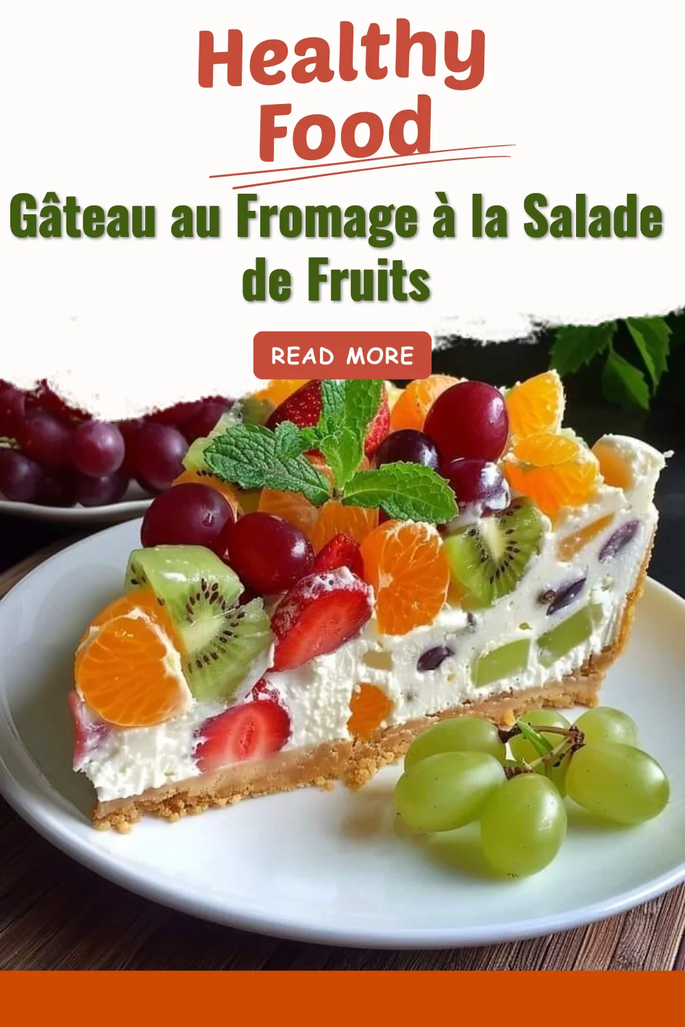 Gâteau au Fromage servi avec une salade de fruits colorée