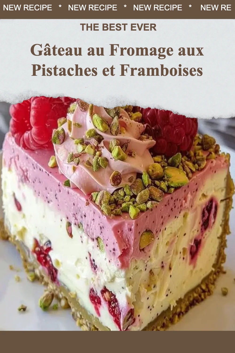 Gâteau au fromage aux pistaches et framboises sur une assiette blanche