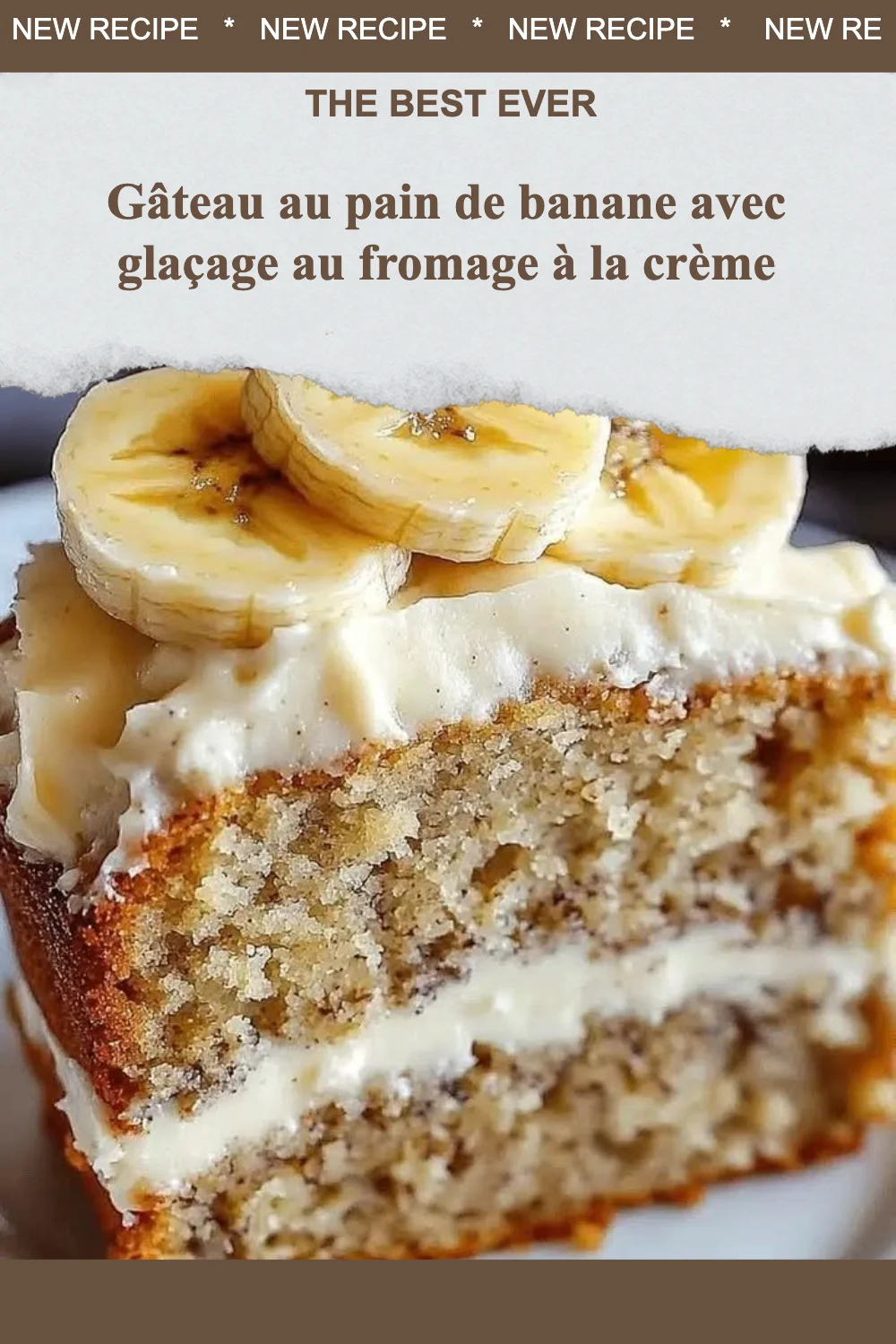 Gâteau au pain de banane avec glaçage au fromage à la crème sur une assiette