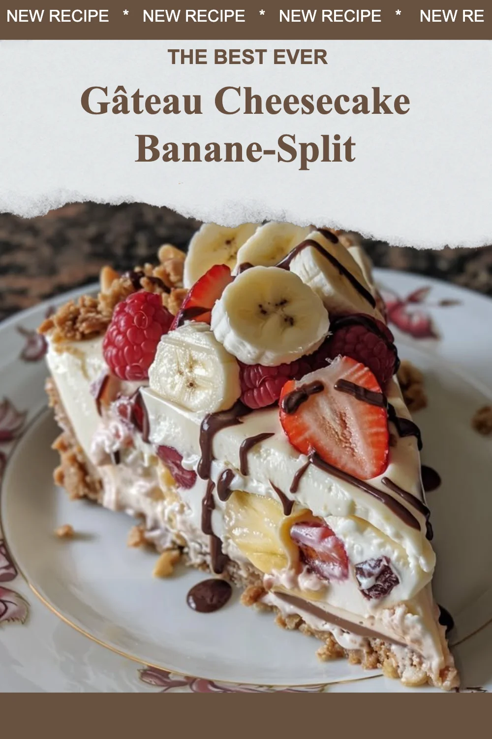Gâteau cheesecake banane-split avec une garniture de bananes et de chocolat