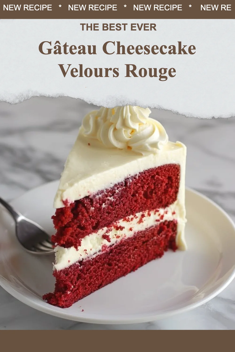 Gâteau Cheesecake Velours Rouge avec une texture crémeuse et un glaçage rouge