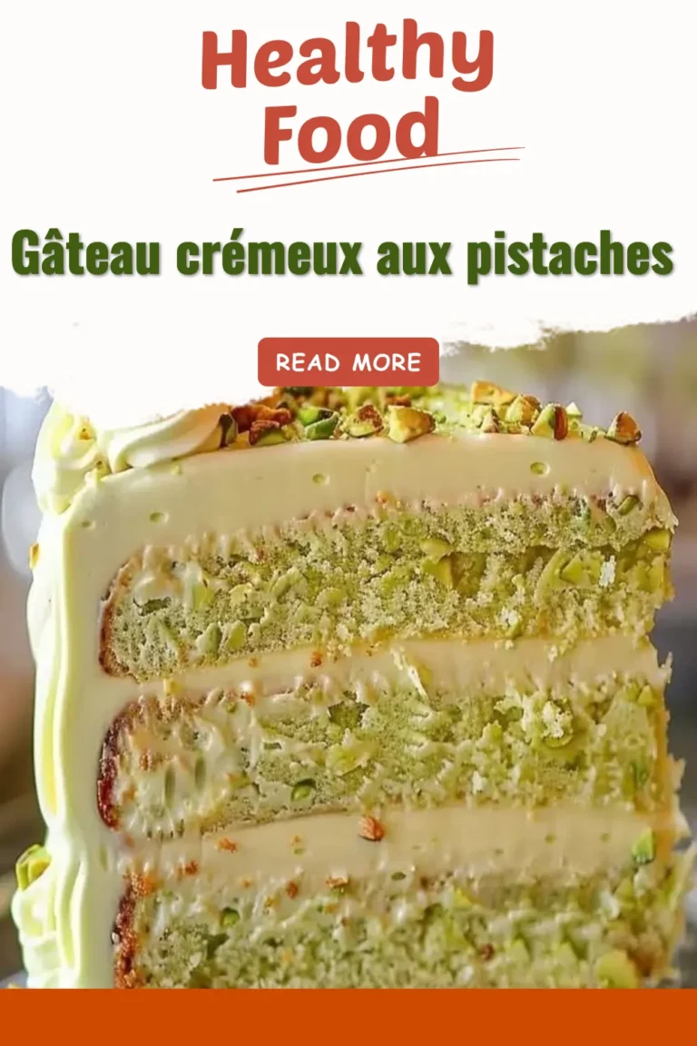 Gâteau crémeux aux pistaches avec un glaçage délicat et présentation élégante