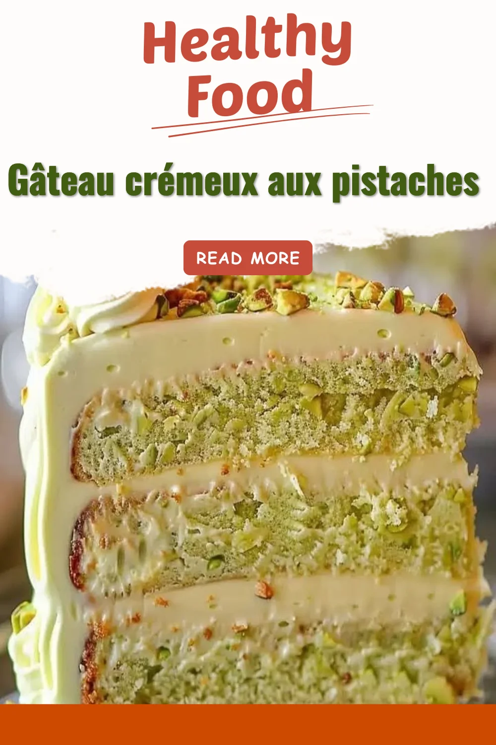 Gâteau crémeux aux pistaches avec un glaçage délicat et présentation élégante