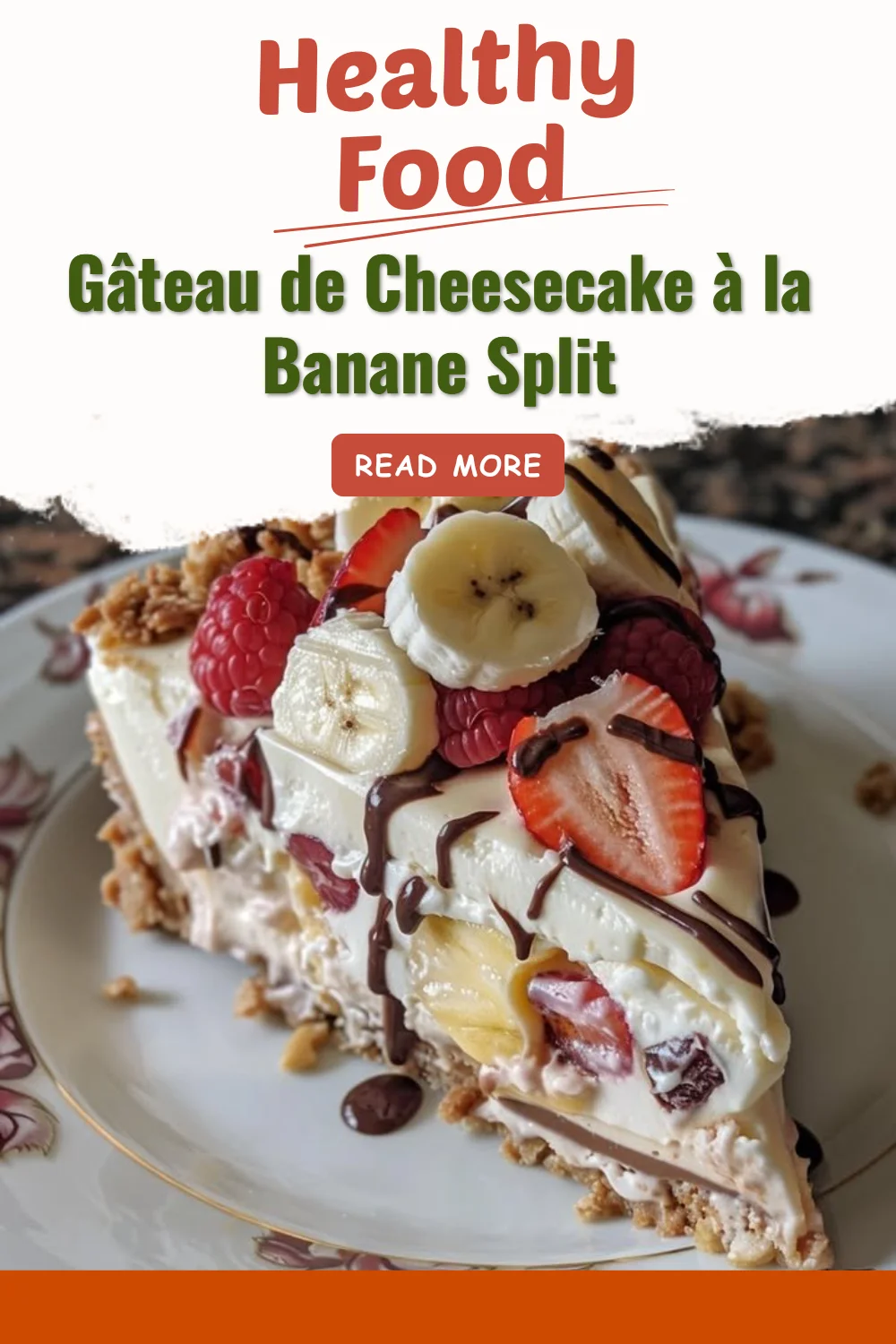 Gâteau de cheesecake à la banane split décoré avec des tranches de banane