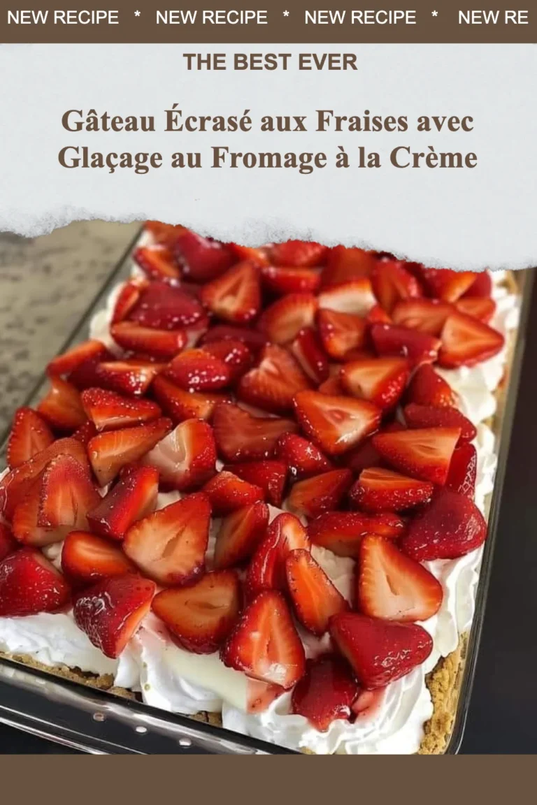 Gâteau Écrasé aux Fraises avec glaçage au fromage à la crème sur une table en bois.