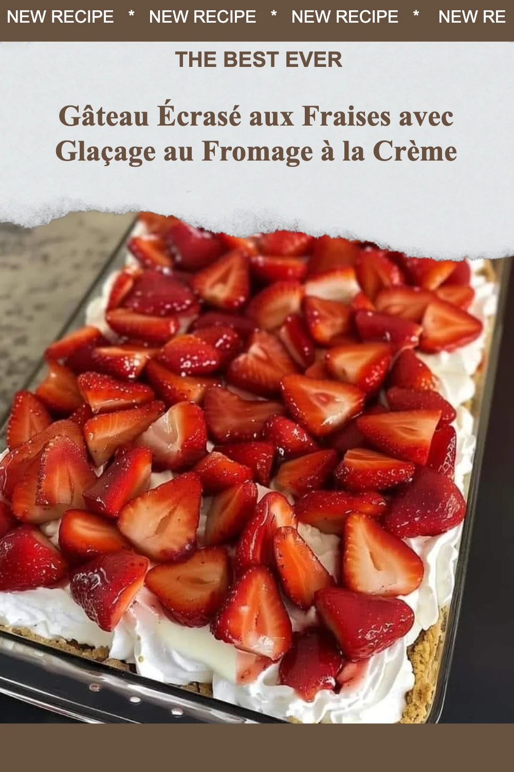 Gâteau Écrasé aux Fraises avec glaçage au fromage à la crème sur une table en bois.