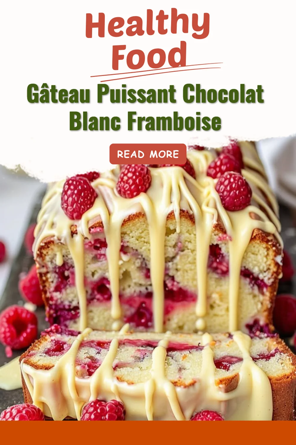 Gâteau chocolat blanc framboise sur une table en bois décorée