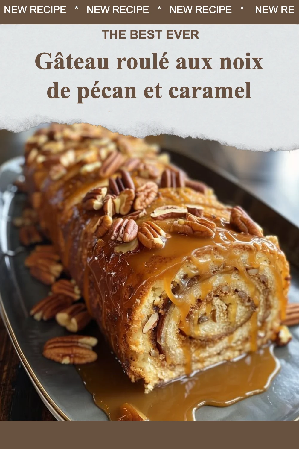 Gâteau roulé aux noix de pécan et caramel sur une assiette