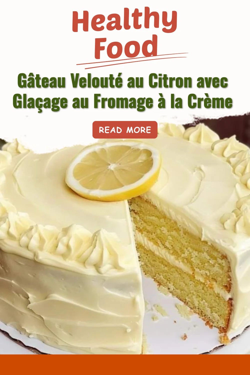 Gâteau Velouté au Citron avec glaçage au fromage à la crème sur une assiette décorative.
