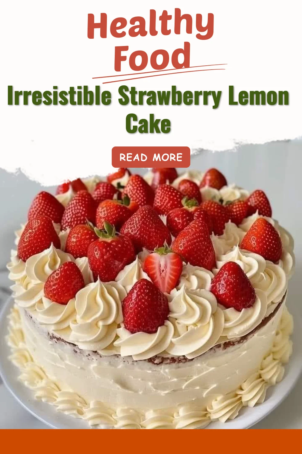 Gâteau aux fraises et citron frais, décoré avec des tranches de citron et des fraises.