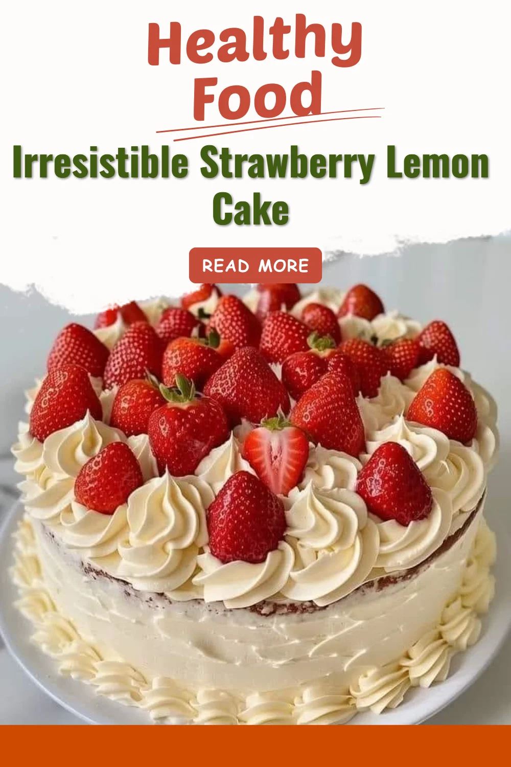 Gâteau aux fraises et au citron frais, décoré avec des fraises et de la crème