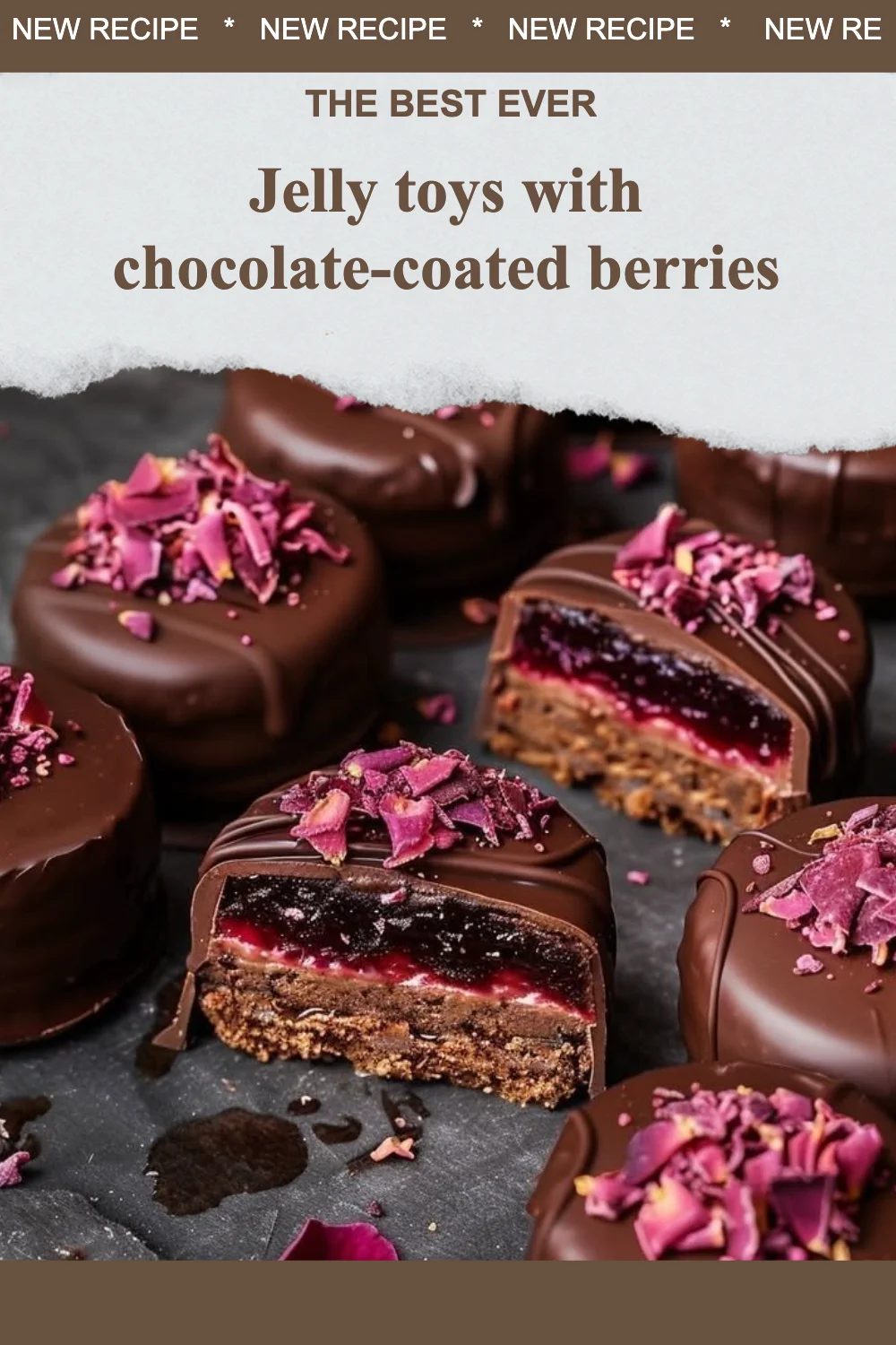Jouets en gelée avec baies enrobées de chocolat sur un plateau coloré.