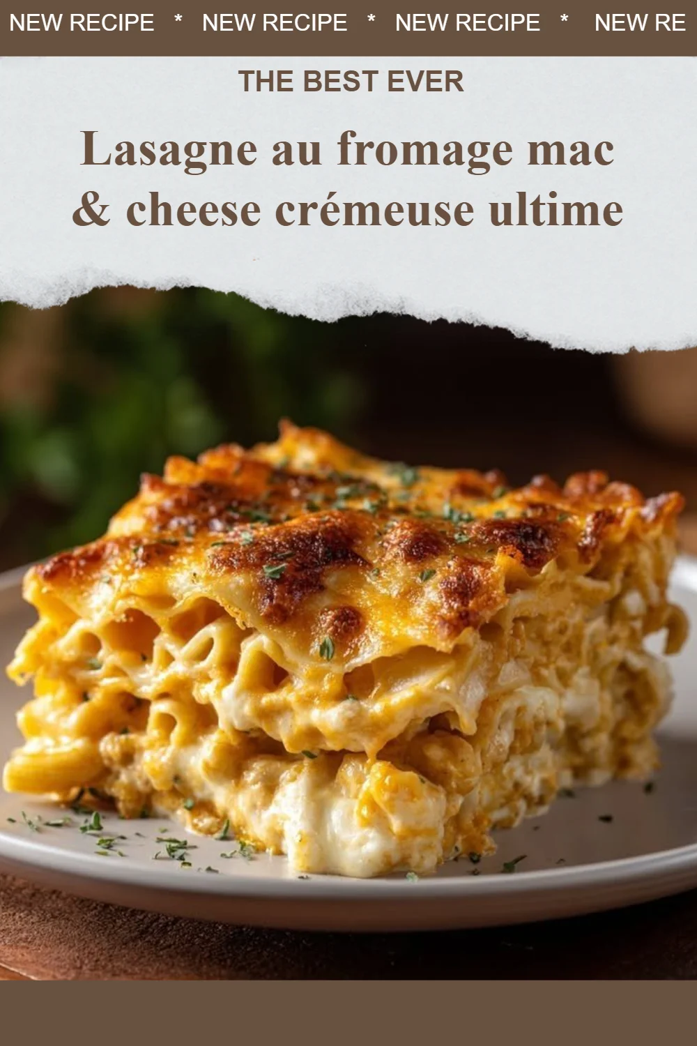 Lasagne au fromage crémeuse et savoureuse prête à être dégustée.