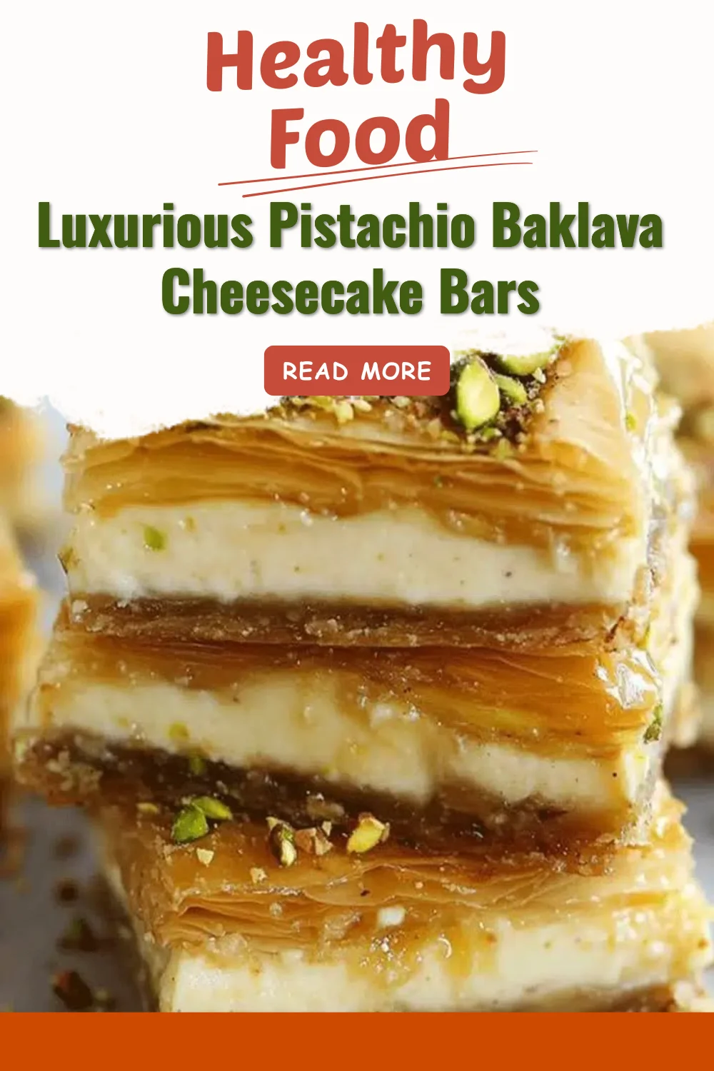 Barres de cheesecake au baklava de pistache sur un plat en porcelaine