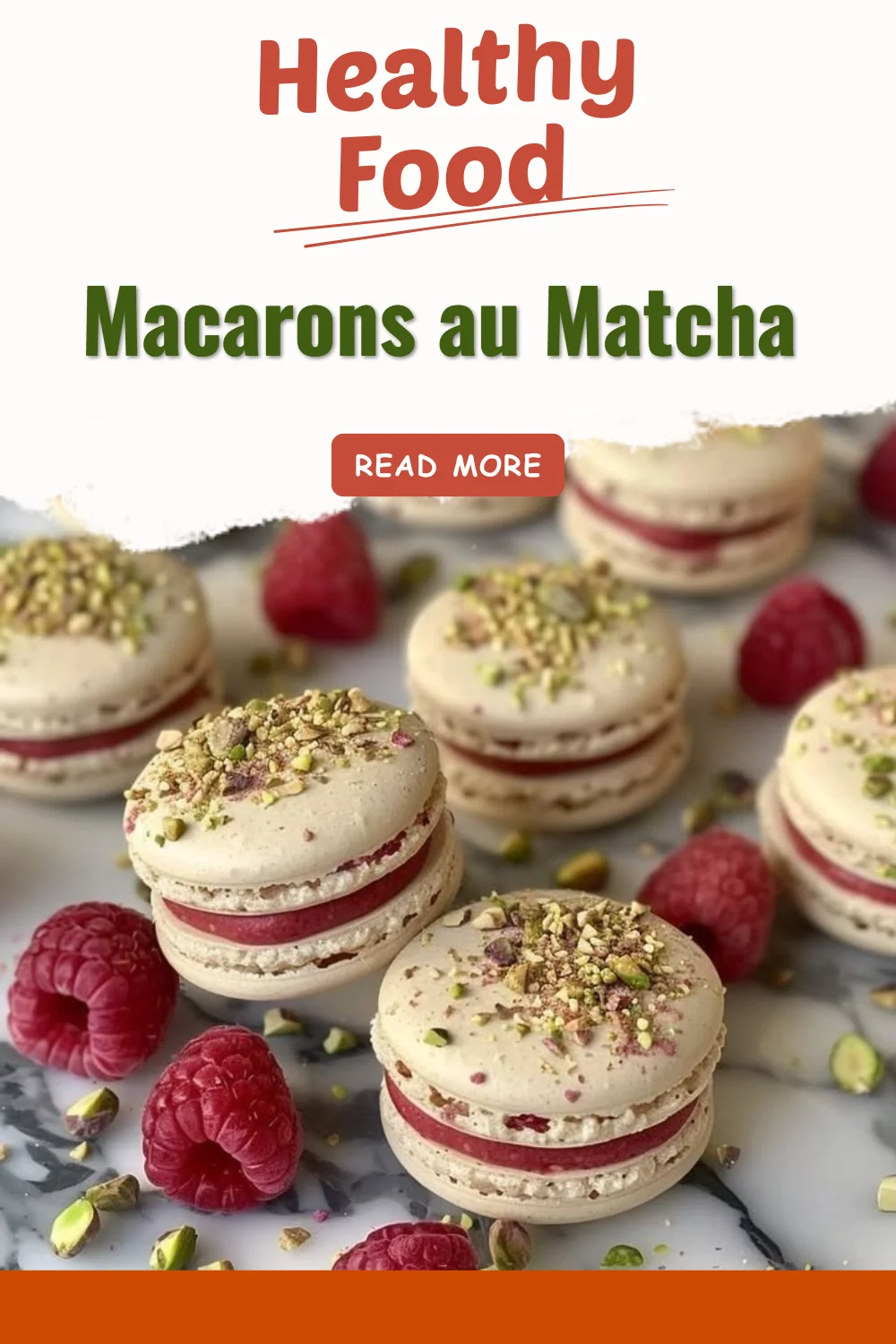 Macarons au matcha délicatement présentés sur une assiette élégante.