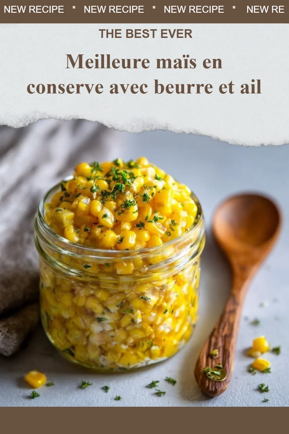 Récipient de maïs en conserve préparé avec beurre et ail