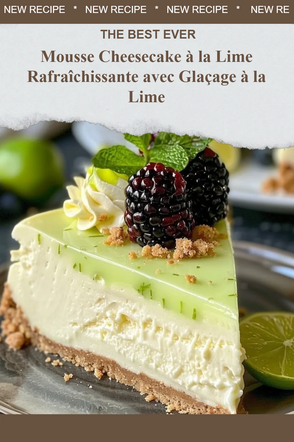 Mousse Cheesecake à la Lime avec glaçage à la lime sur une assiette