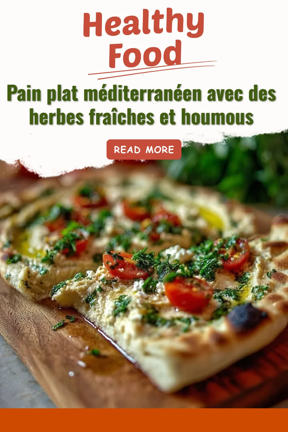 Pain plat méditerranéen avec herbes fraîches et houmous sur une assiette