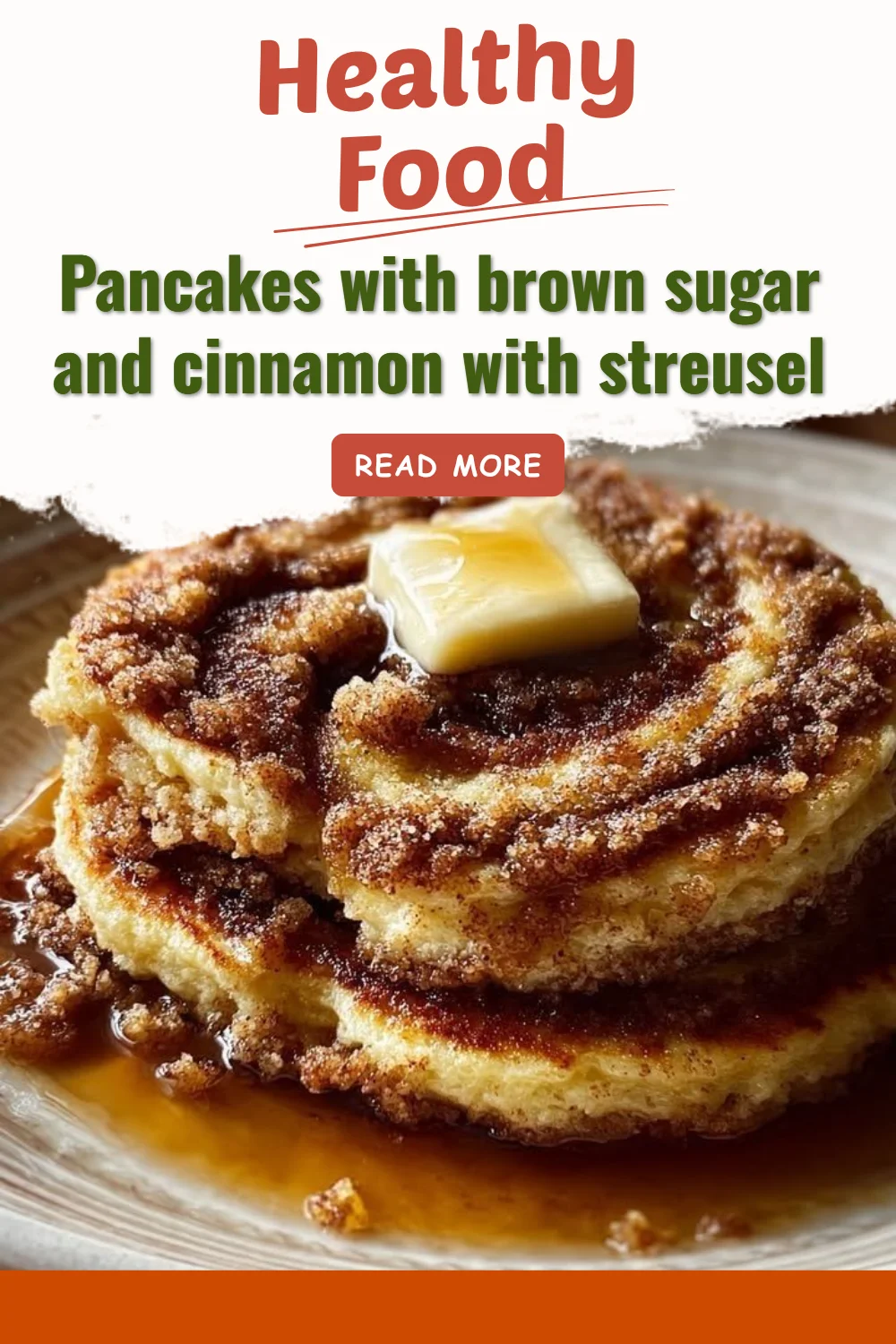 Pancakes moelleux avec sucre brun, cannelle et streusel croustillant.