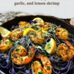 Bol de riz croustillant à la noix de coco avec crevettes au piment et à la lime.